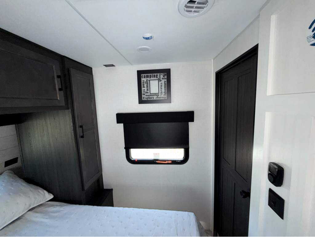 2026 VENTURE RV SPORTTREK 327VIK - Image 32