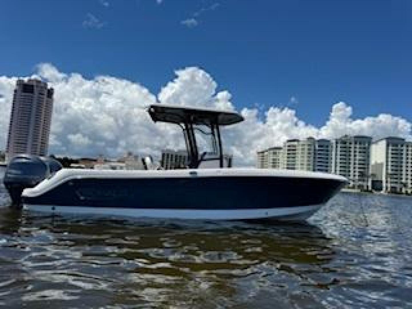 2022 Robalo R242 Center Console Base - Image 6