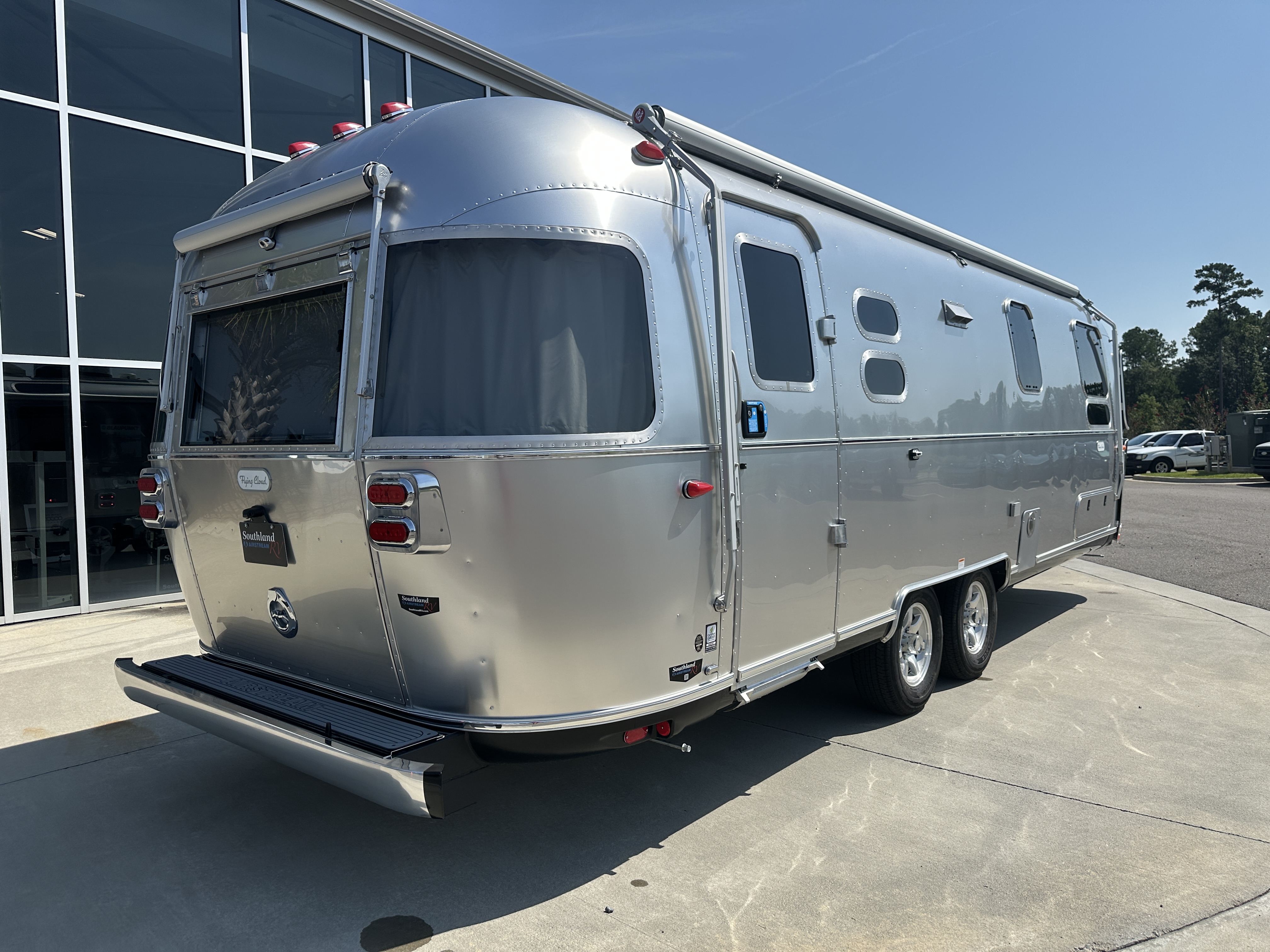 2027 Airstream Flying Cloud 27FBT - Image 5