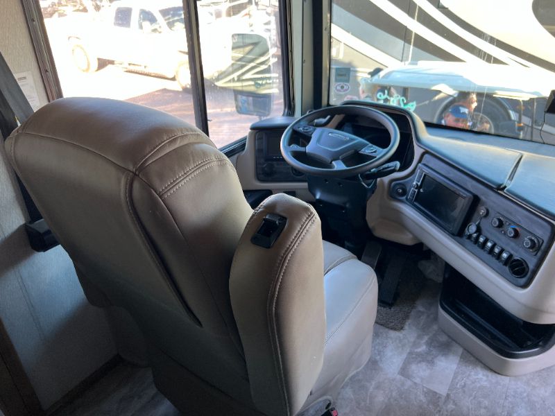 2023 Holiday Rambler Navigator 38N - Image 3