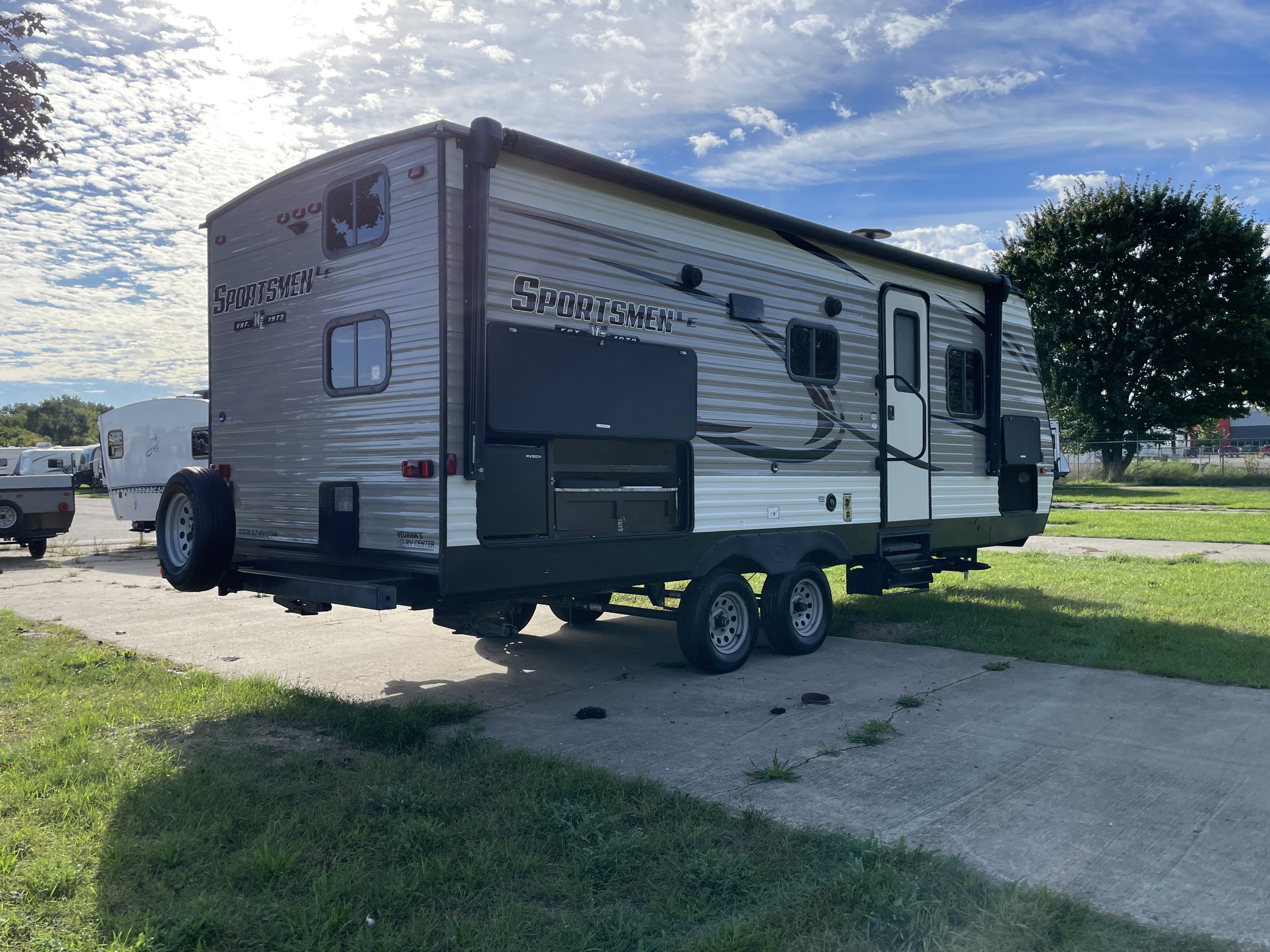 2019 KZ RV Sportsmen LE 231BHKLE - Image 4