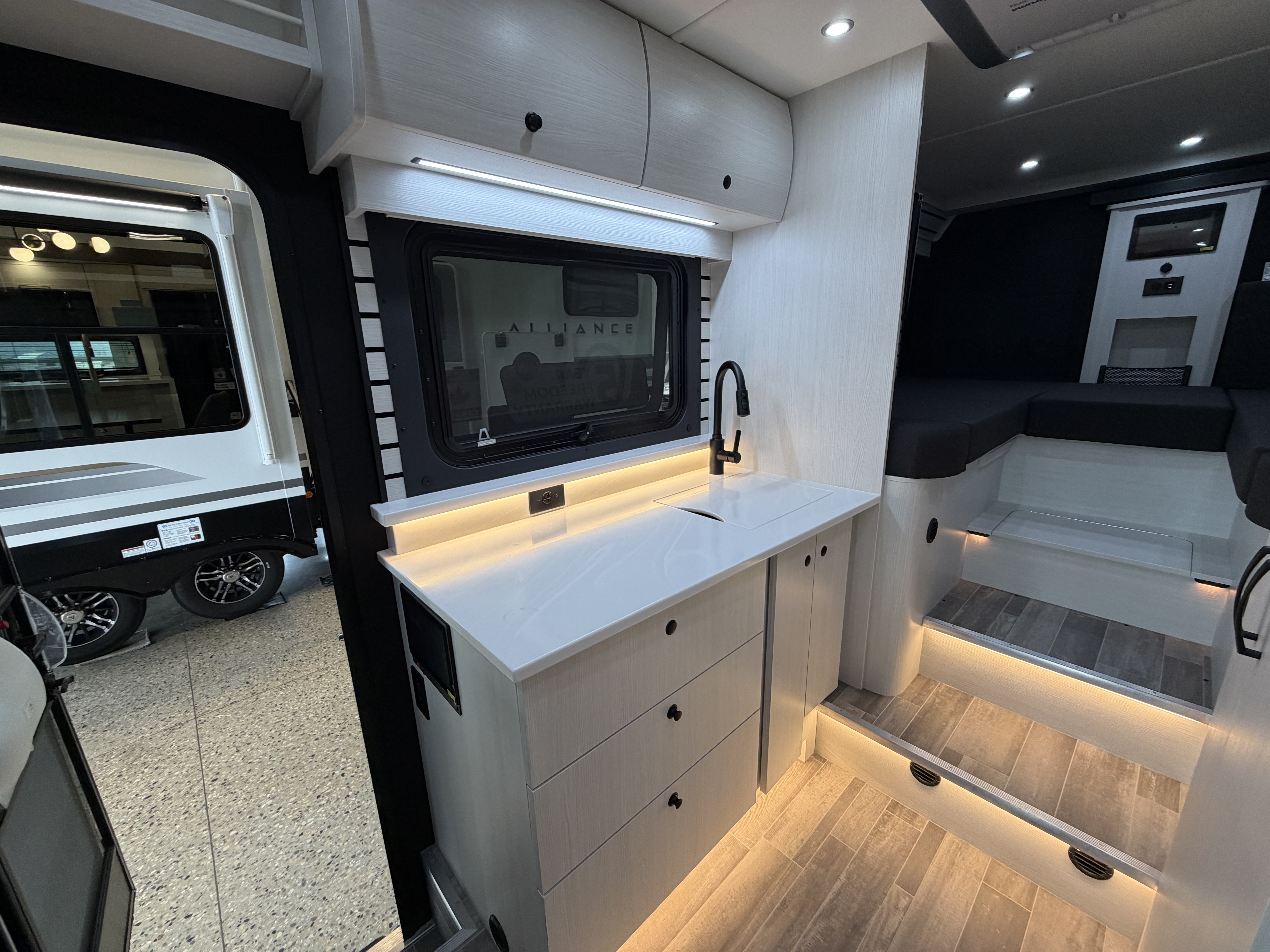 2027 PLEASURE-WAY PLATEAU XL-TW - Image 12
