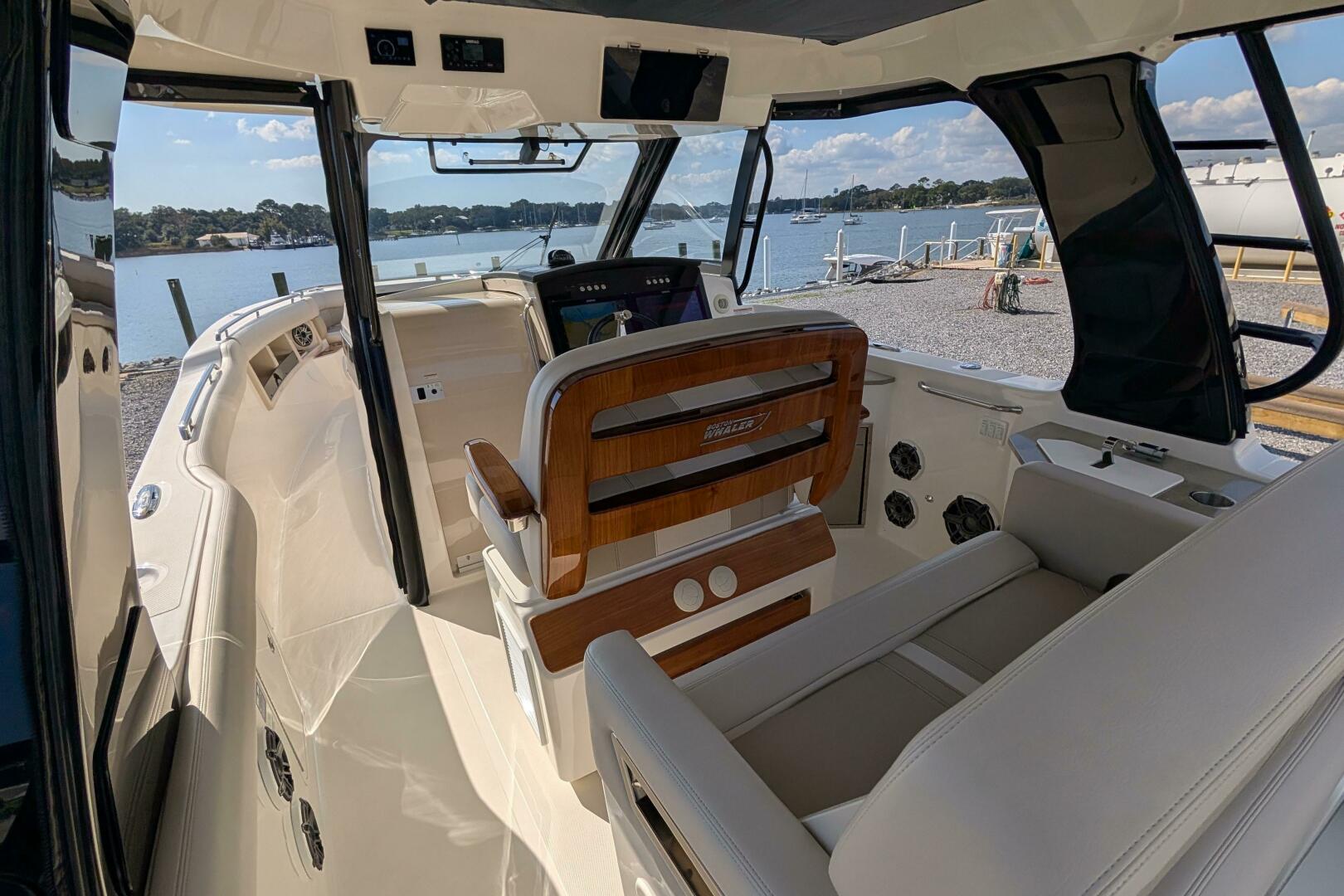 2024 Boston Whaler 350 Realm - Image 7