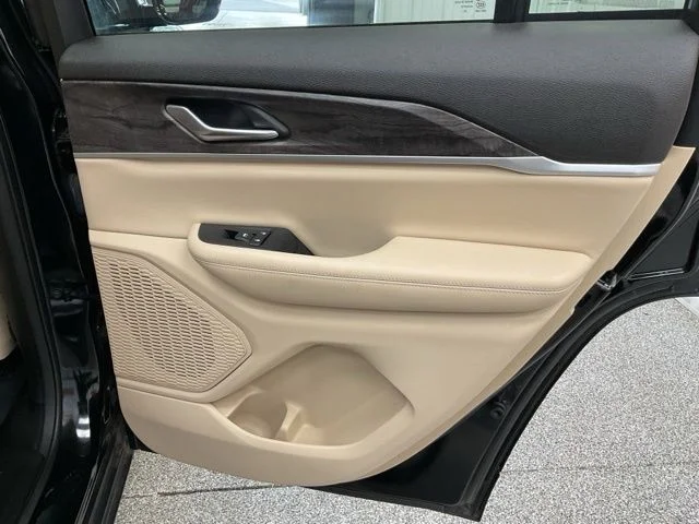 2023 Jeep Grand-Cherokee-L Laredo Altitude 4x4 - Image 22