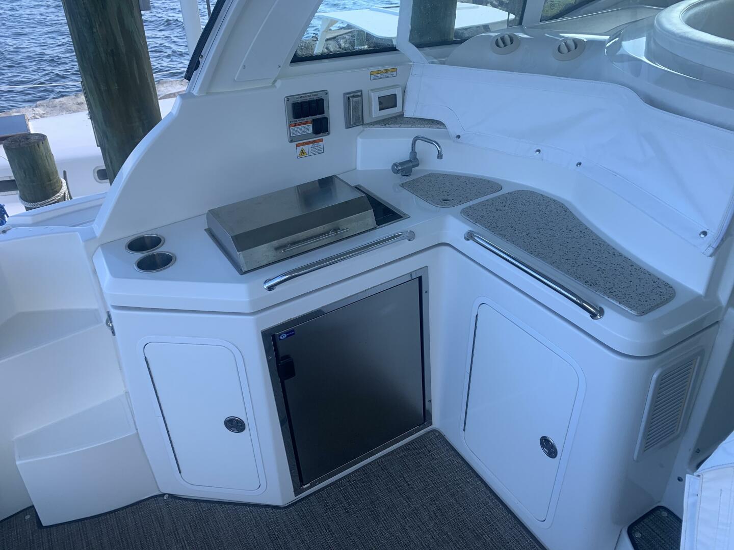 2011 Cruisers Yachts 420 Sports Coupe - Image 16