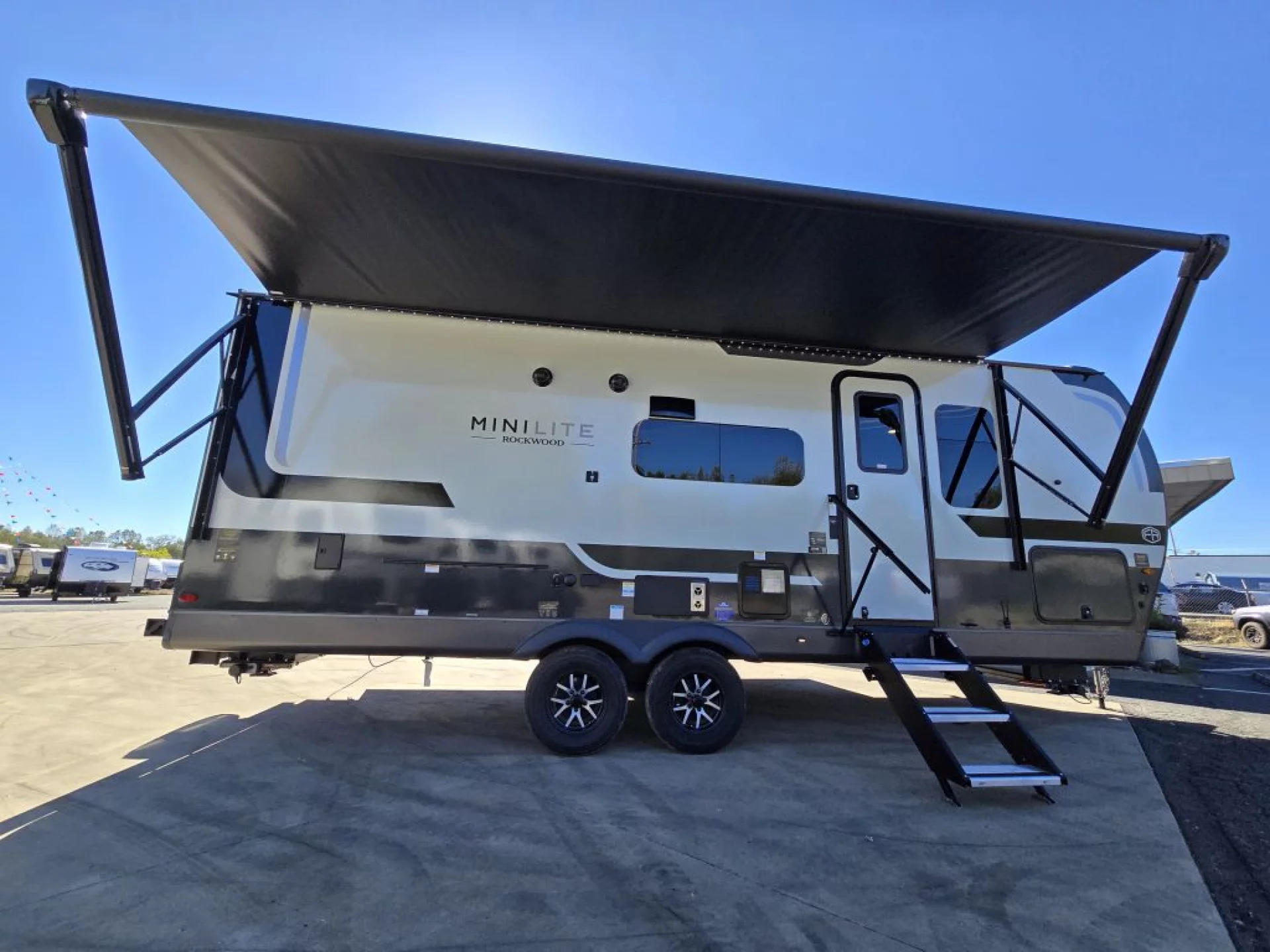 2026 FOREST RIVER ROCKWOOD MINI LITE 2519S - Image 4