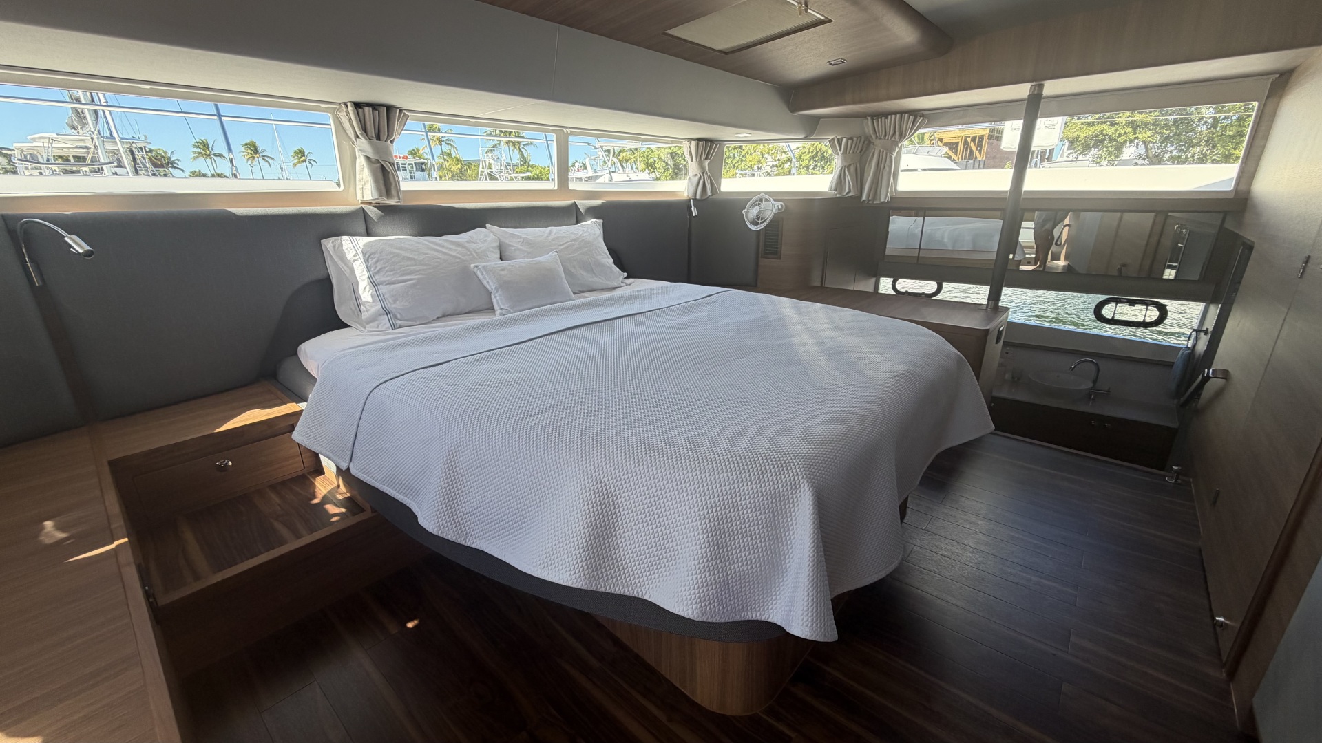 2025 Aquila 54 ENCLOSED BRIDGE - Image 47