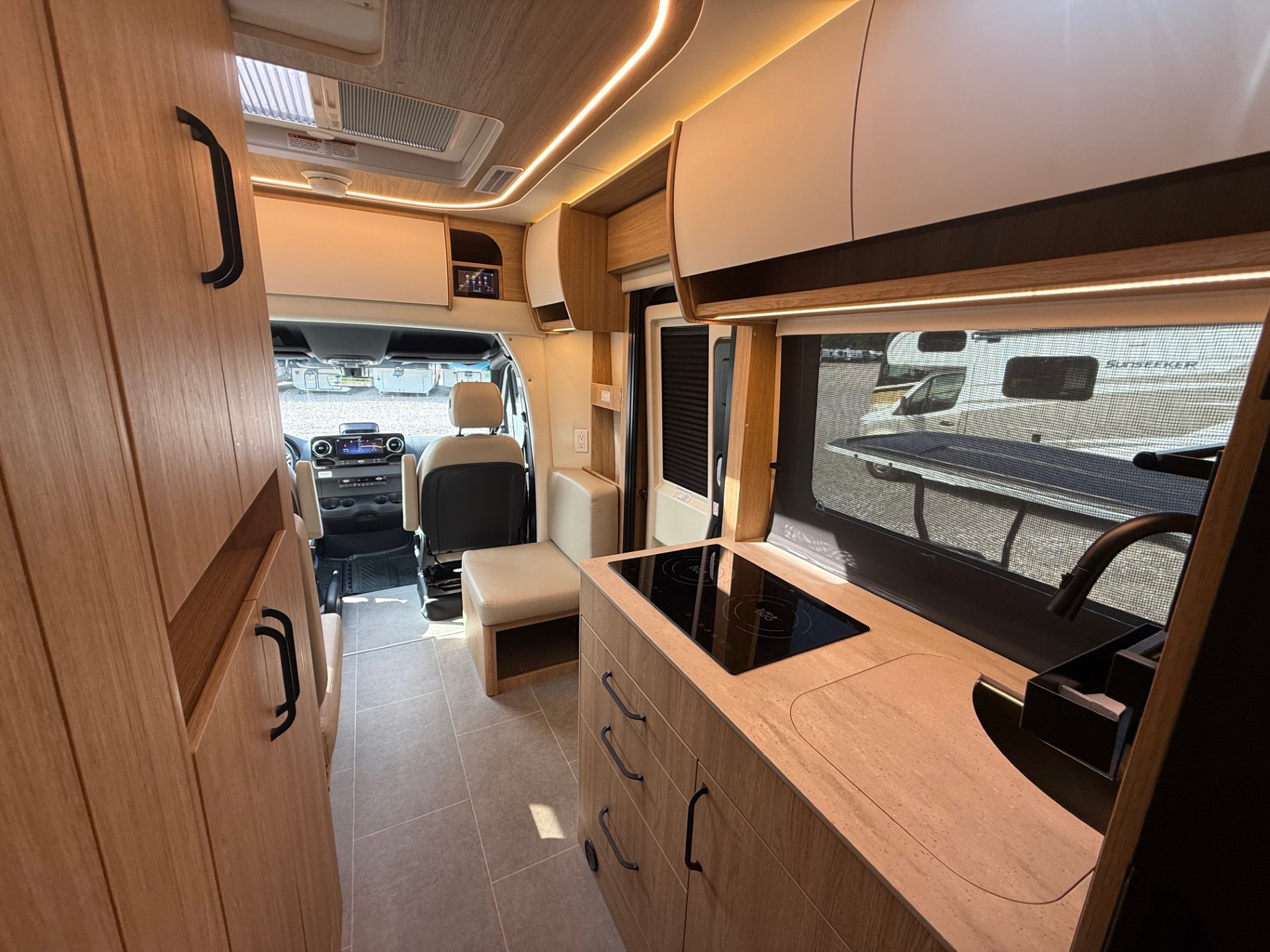2026 LEISURE TRAVEL UNITY U24TBX - Image 8