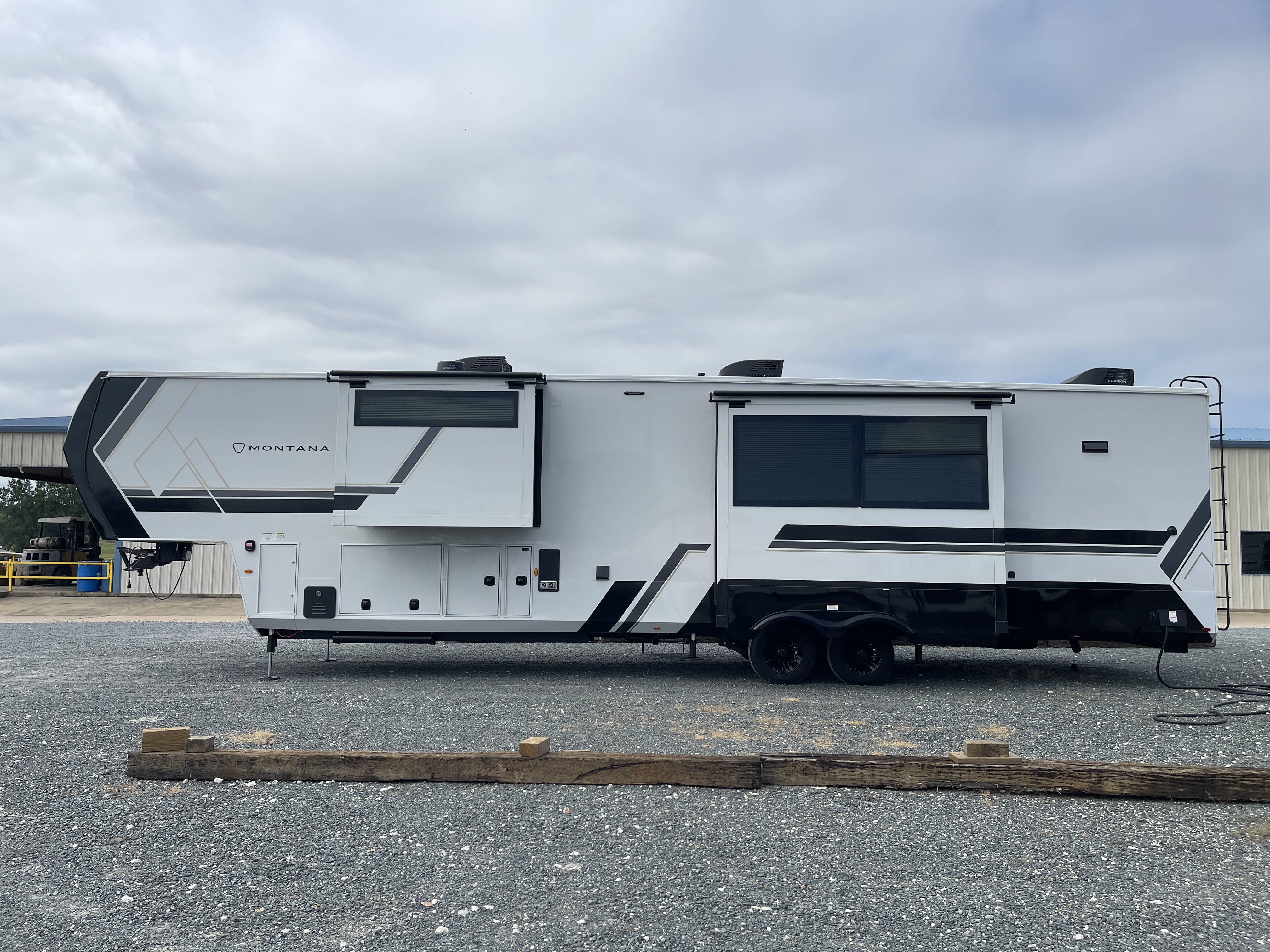 2027 Keystone Montana 3900RK - Image 4