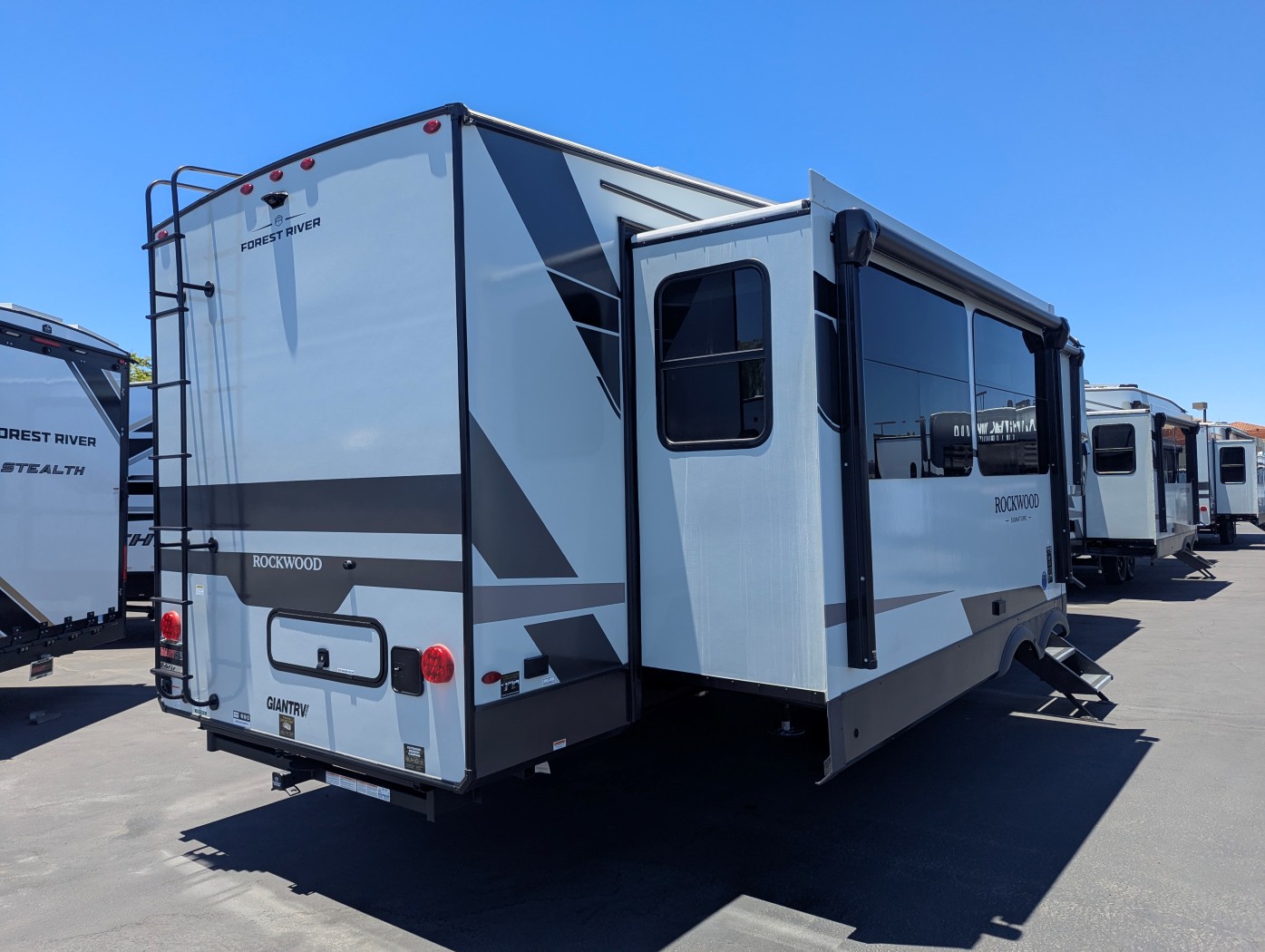 2026 Forest River Rockwood Signature R371RK - Image 9