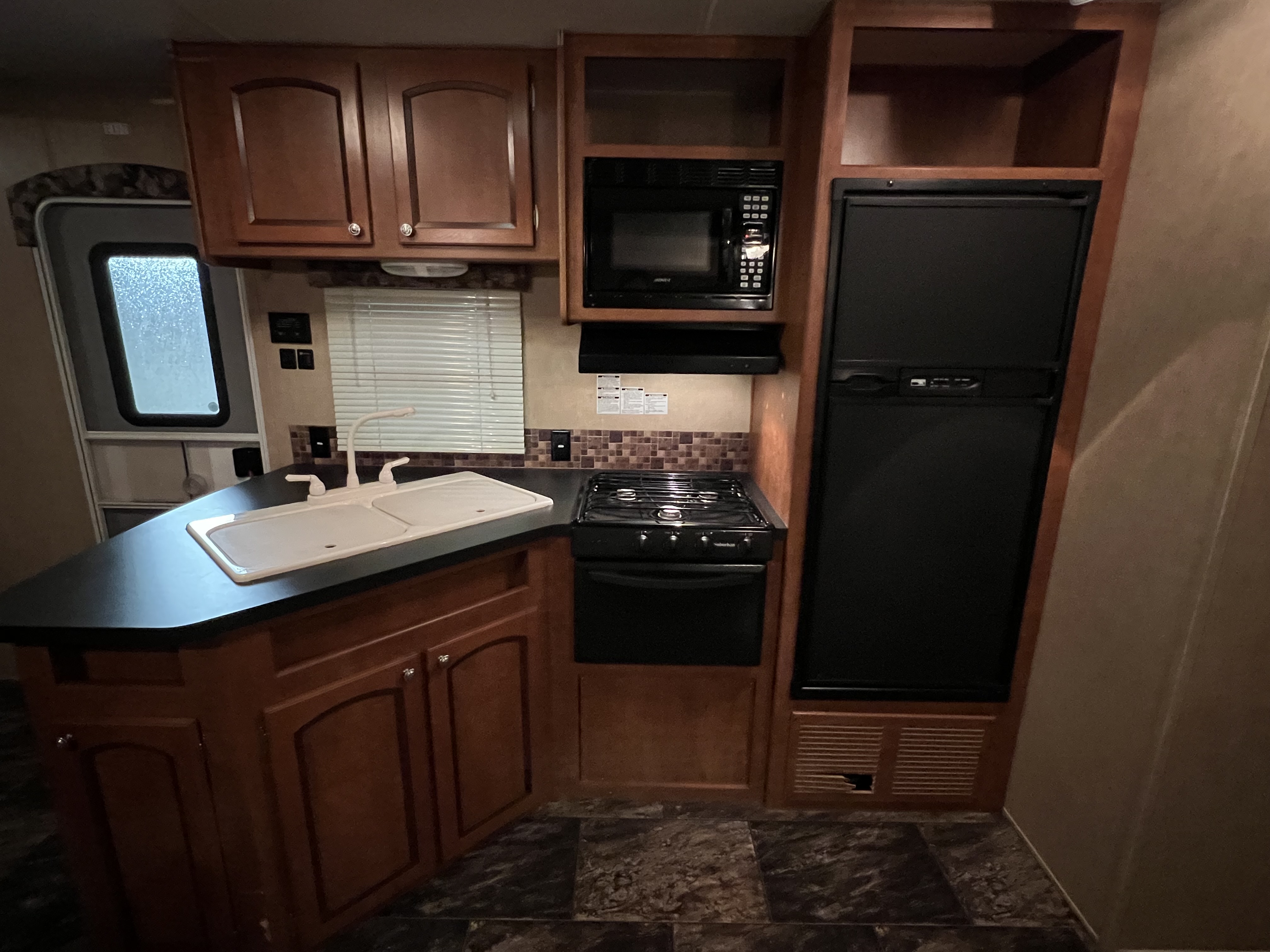 2011 SHASTA REVERE 32BHDS HMS - Image 15