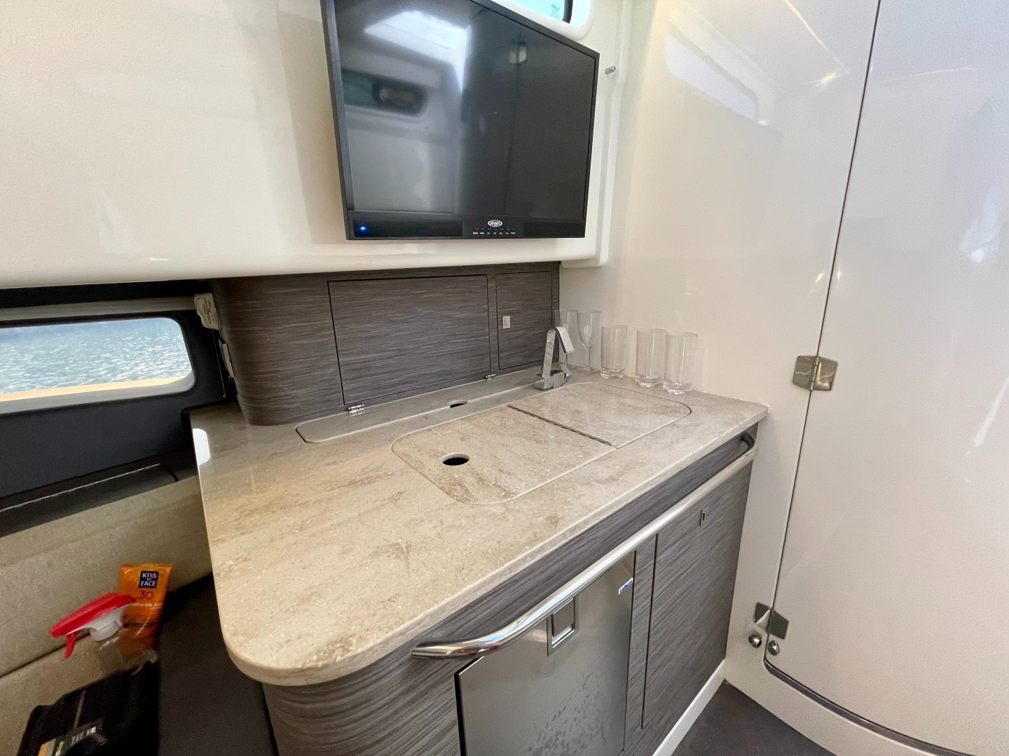 2016 Boston Whaler 420 Outrage - Image 18