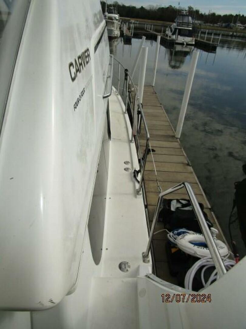1999 Carver 40 Cockpit - Image 11