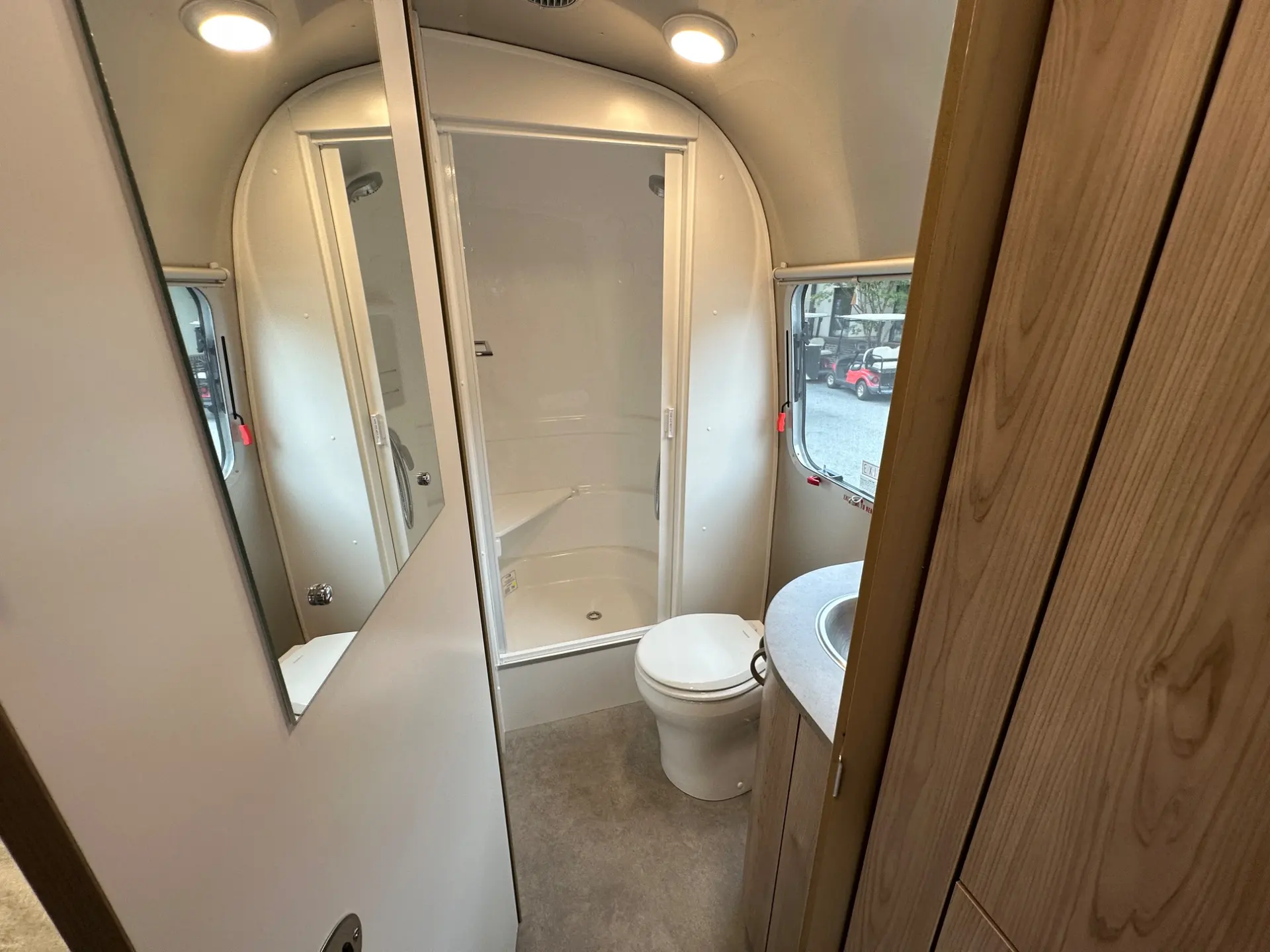 2027 Airstream Flying Cloud 30FB Bunk - Image 32