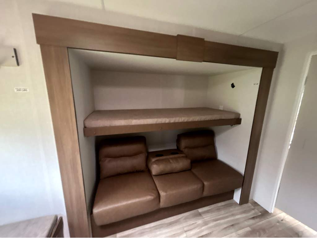 2027 VENTURE RV SPORTTREK 333VIK - Image 19
