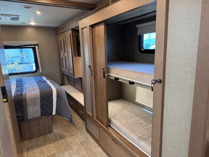 2022 Thor Motor Coach Omni RS36 - Image 10
