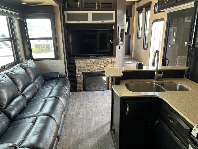2016 Dutchmen Voltage 4150 - Image 10