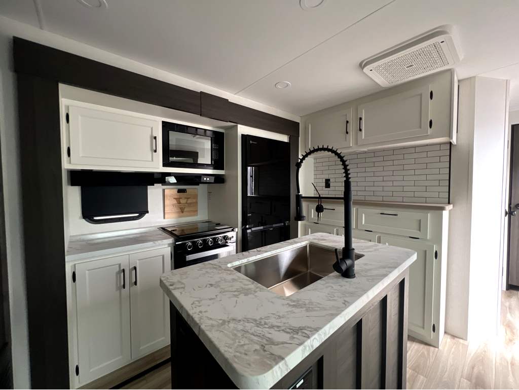2026 VENTURE RV SPORTTREK 327VIK - Image 11