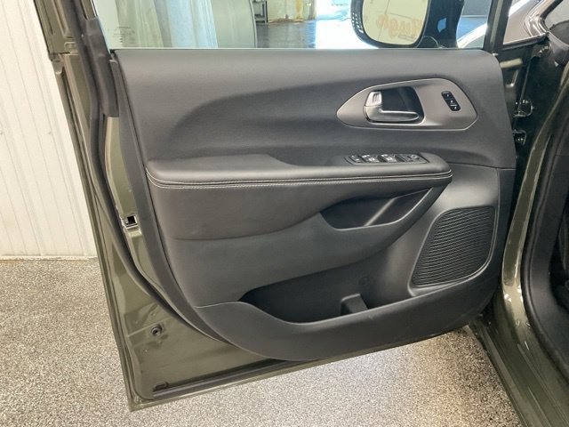 2027 Chrysler Pacifica Select AWD - Image 11
