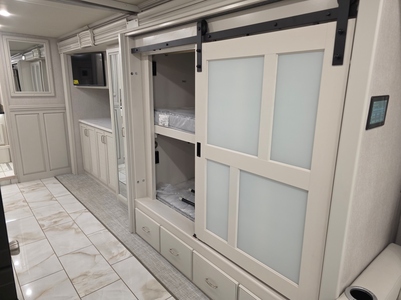 2026 Fleetwood Discovery 38N - Image 36