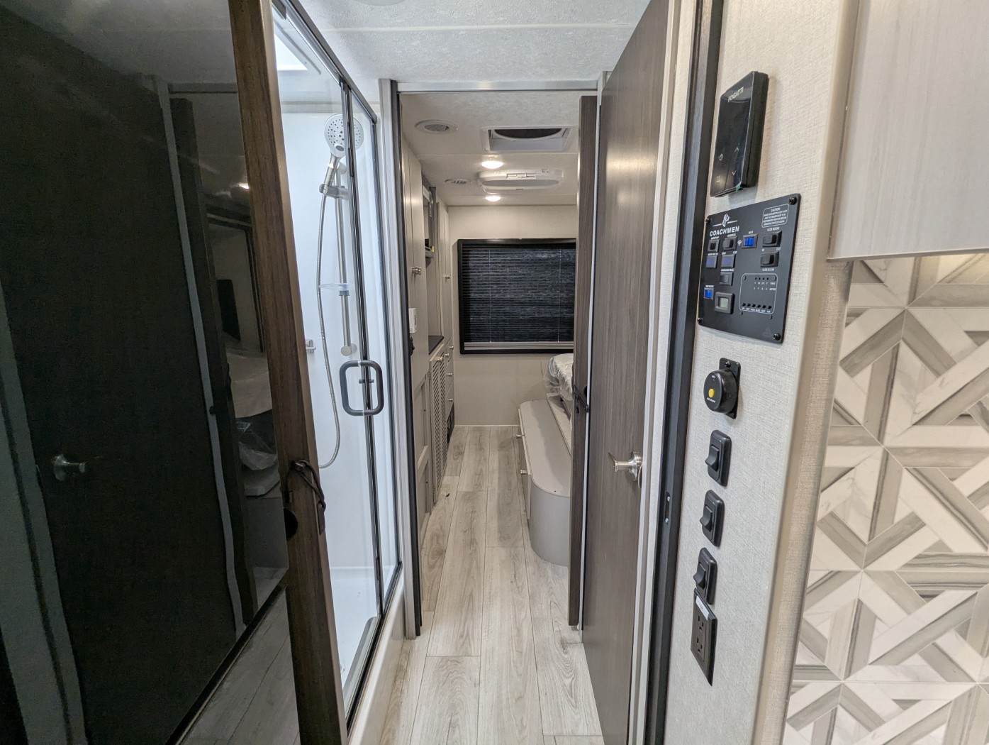 2026 Coachmen Entourage 330DS - Image 23