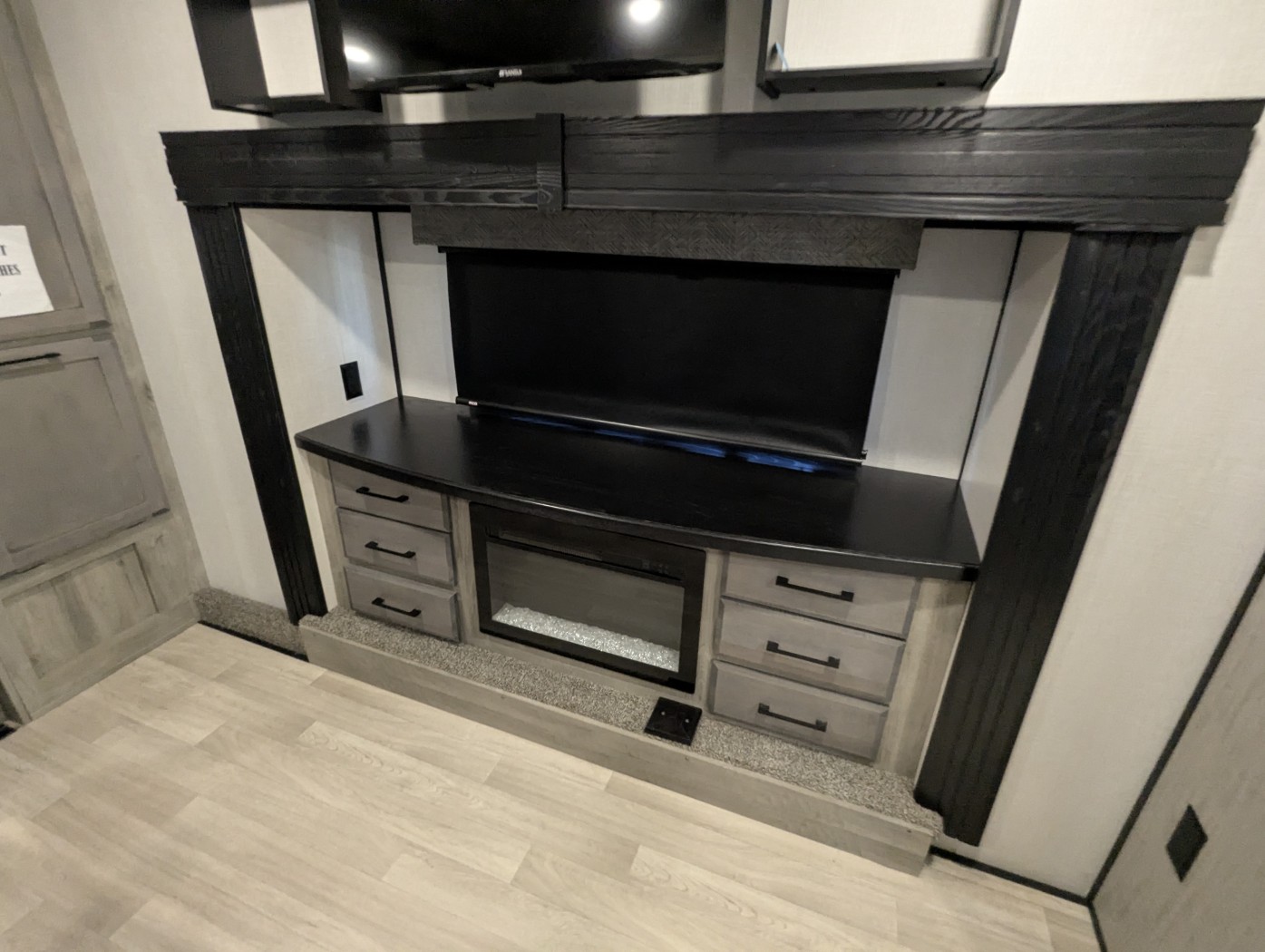 2023 KZ RV Durango Gold G383RLQ - Image 38