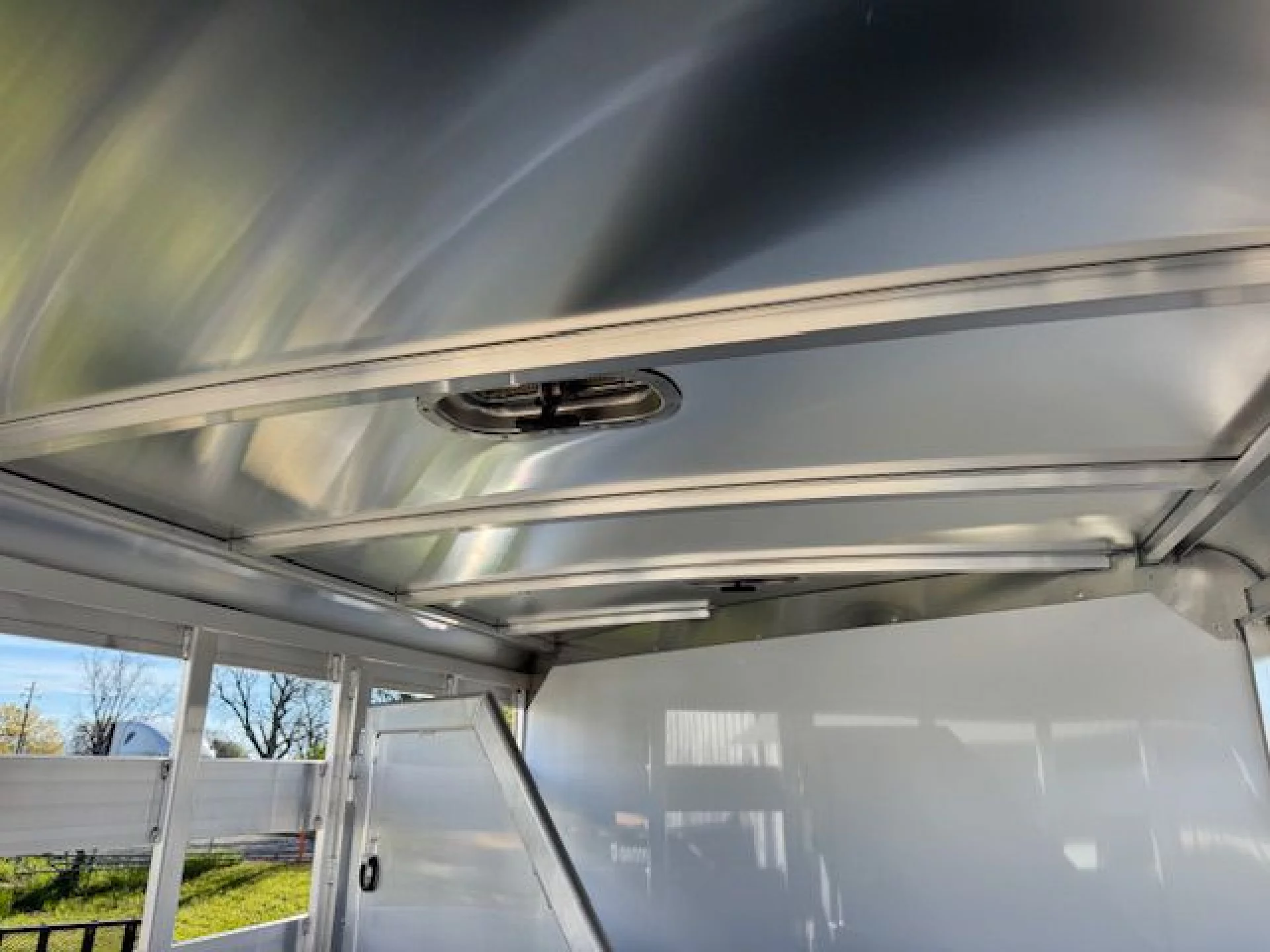 2026 FEATHERLITE FEATHERLITE 9651 2 HORSE SLANT PACKAGE B - Image 9