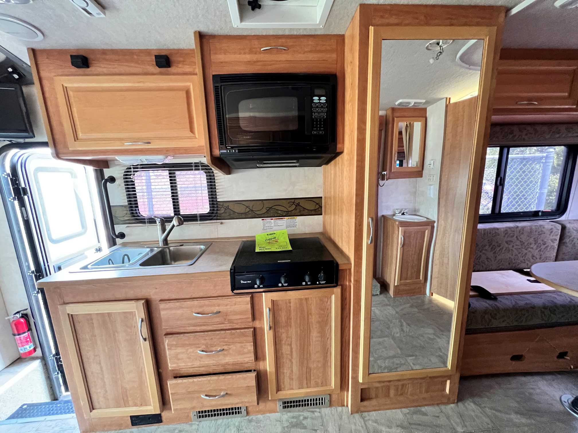 2010 Fleetwood Quest 24SL - Image 22