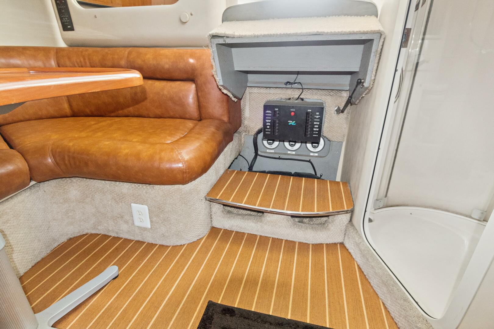 2000 Sea Ray 370 Express Cruiser - Image 12
