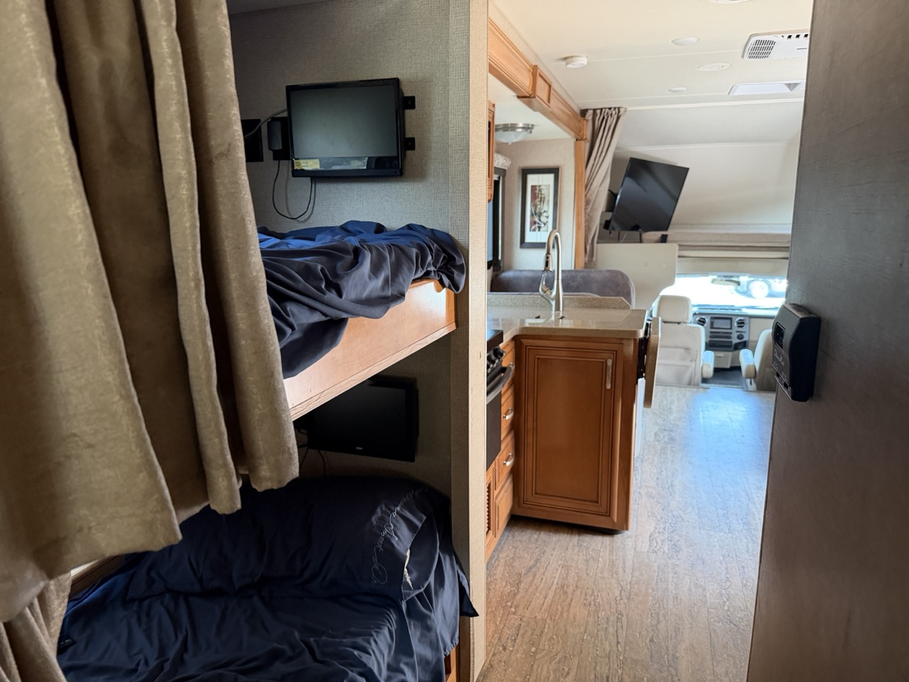 2017 Thor Motor Coach Four Winds Super C 35SB - Image 21