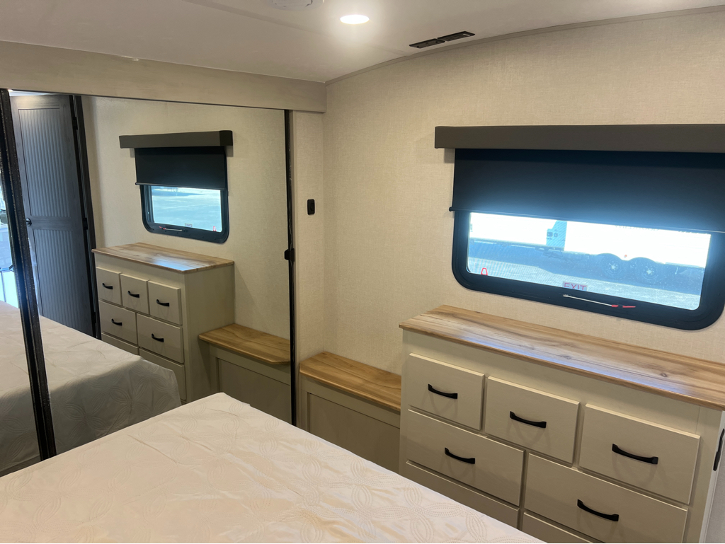 2027 Coachmen Chaparral 336TSIK - Image 21