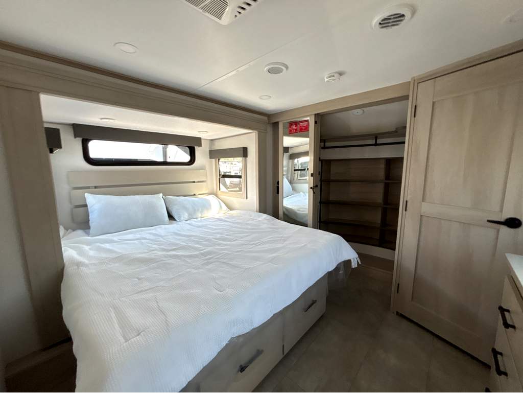2026 GRAND DESIGN SOLITUDE 376RD - Image 26