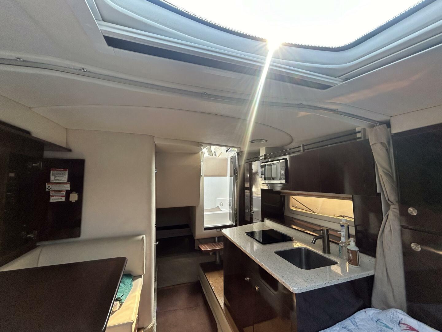2016 Sea Ray 310 Sundancer - Image 16