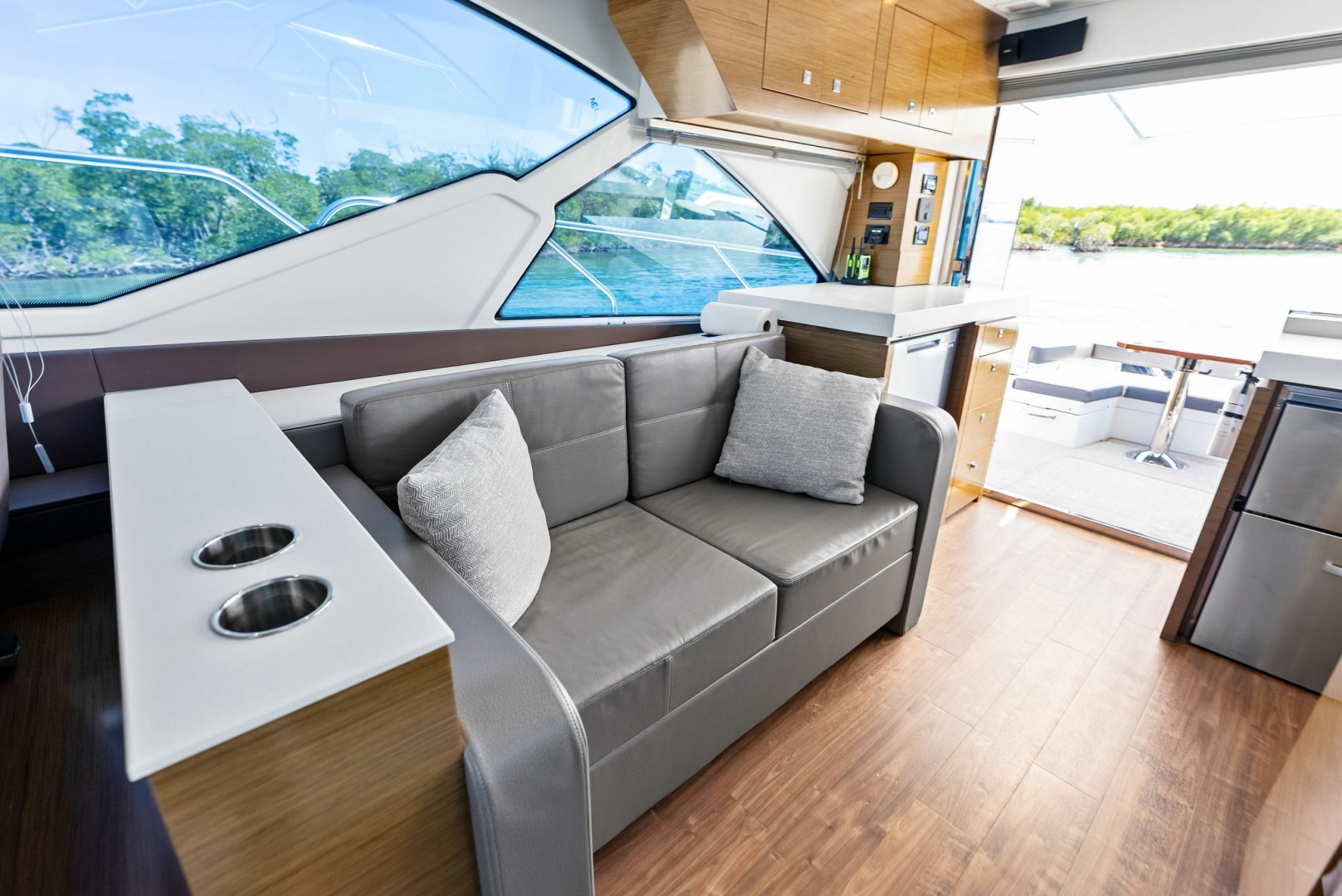 2019 Cruisers Yachts 54 Cantius - Image 38