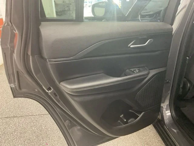 2023 Jeep Grand-Cherokee-L Laredo Altitude 4x4 - Image 19