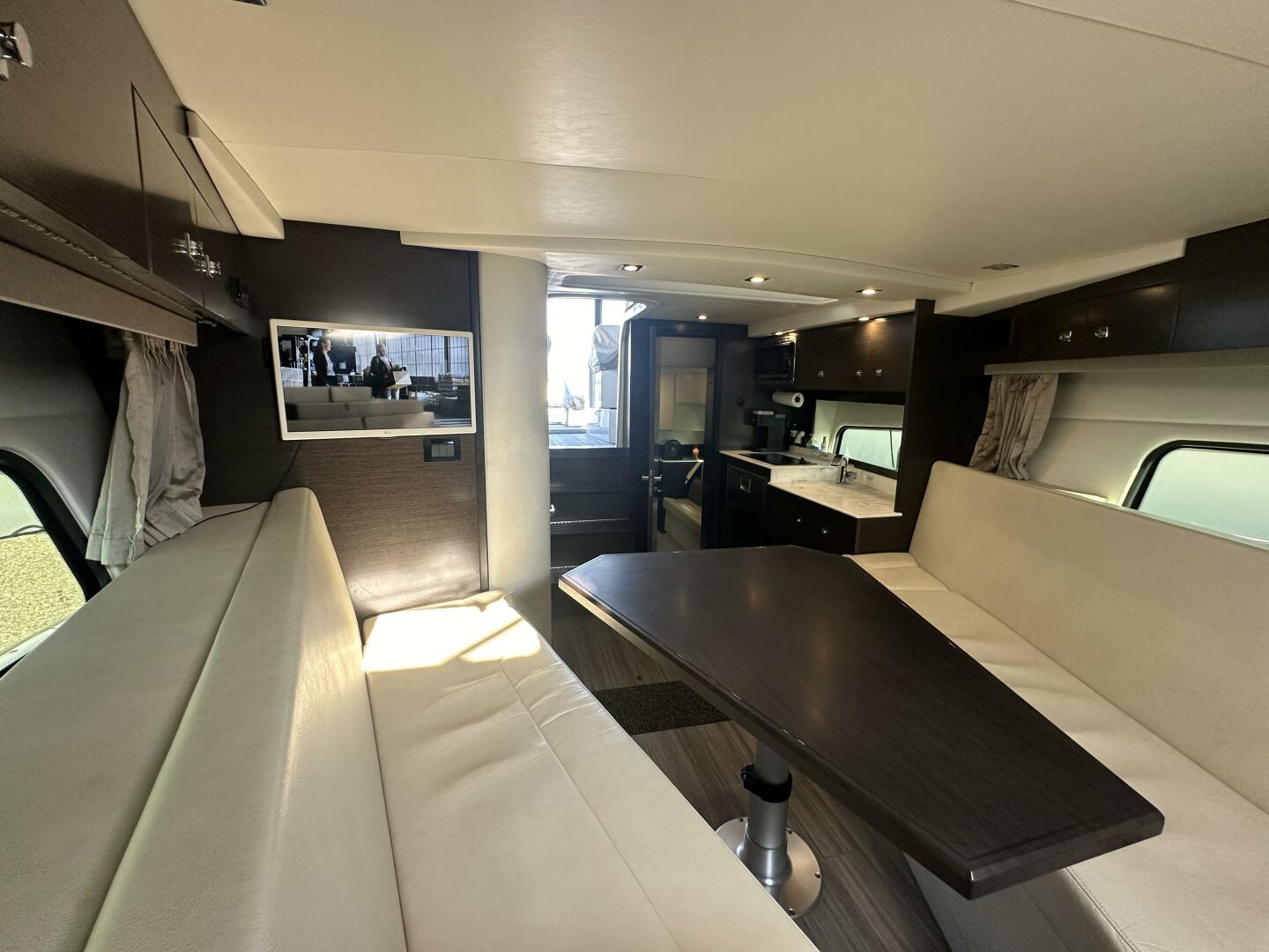 2017 Cruisers Yachts 390 Express Coupe - Image 31