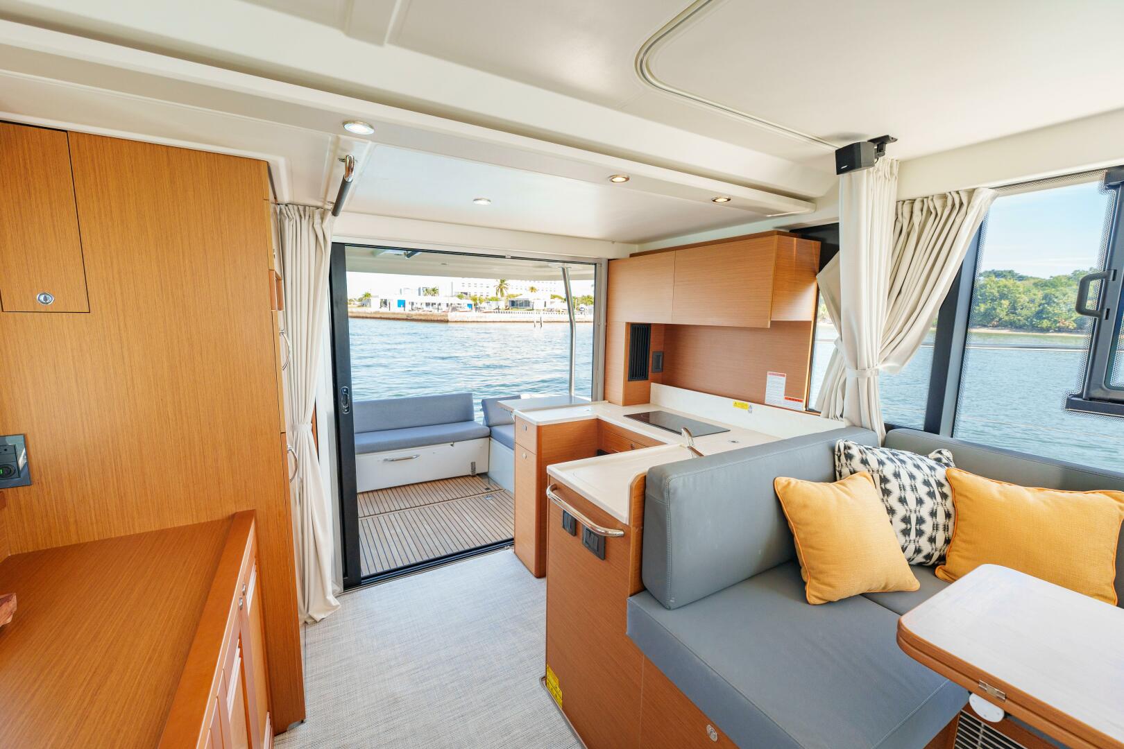 2025 Beneteau - Image 32