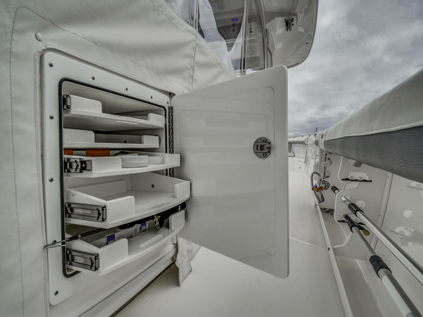 2015 Everglades 435 Center Console - Image 11