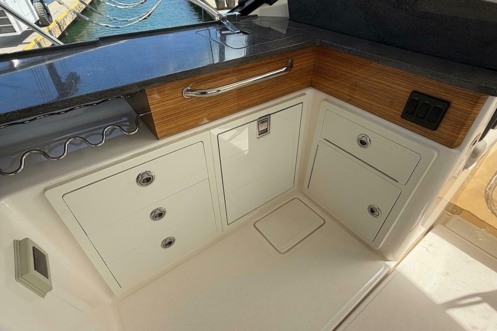 2021 Boston Whaler 405 Conquest - Image 41