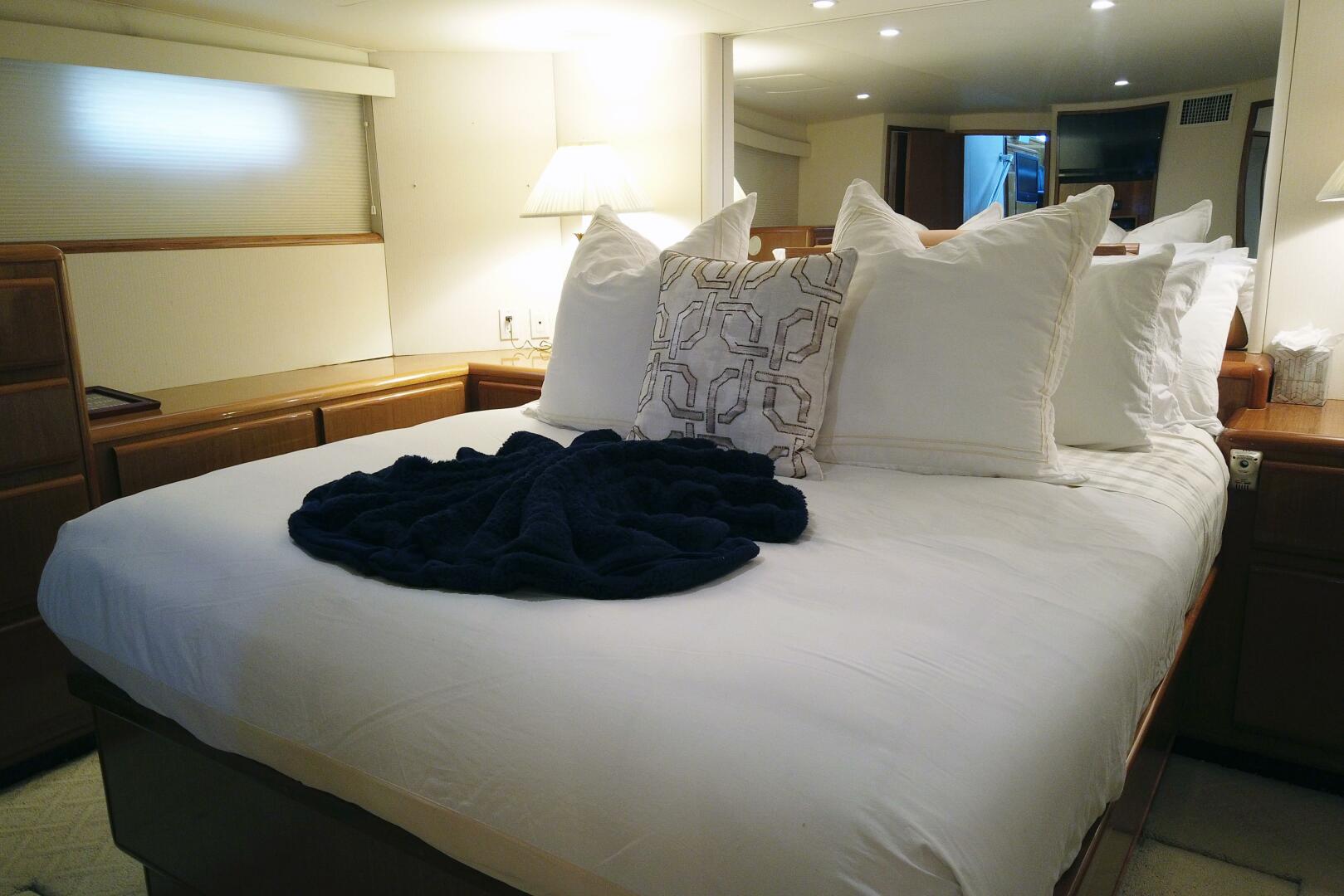 1999 Viking Motoryacht - Image 31