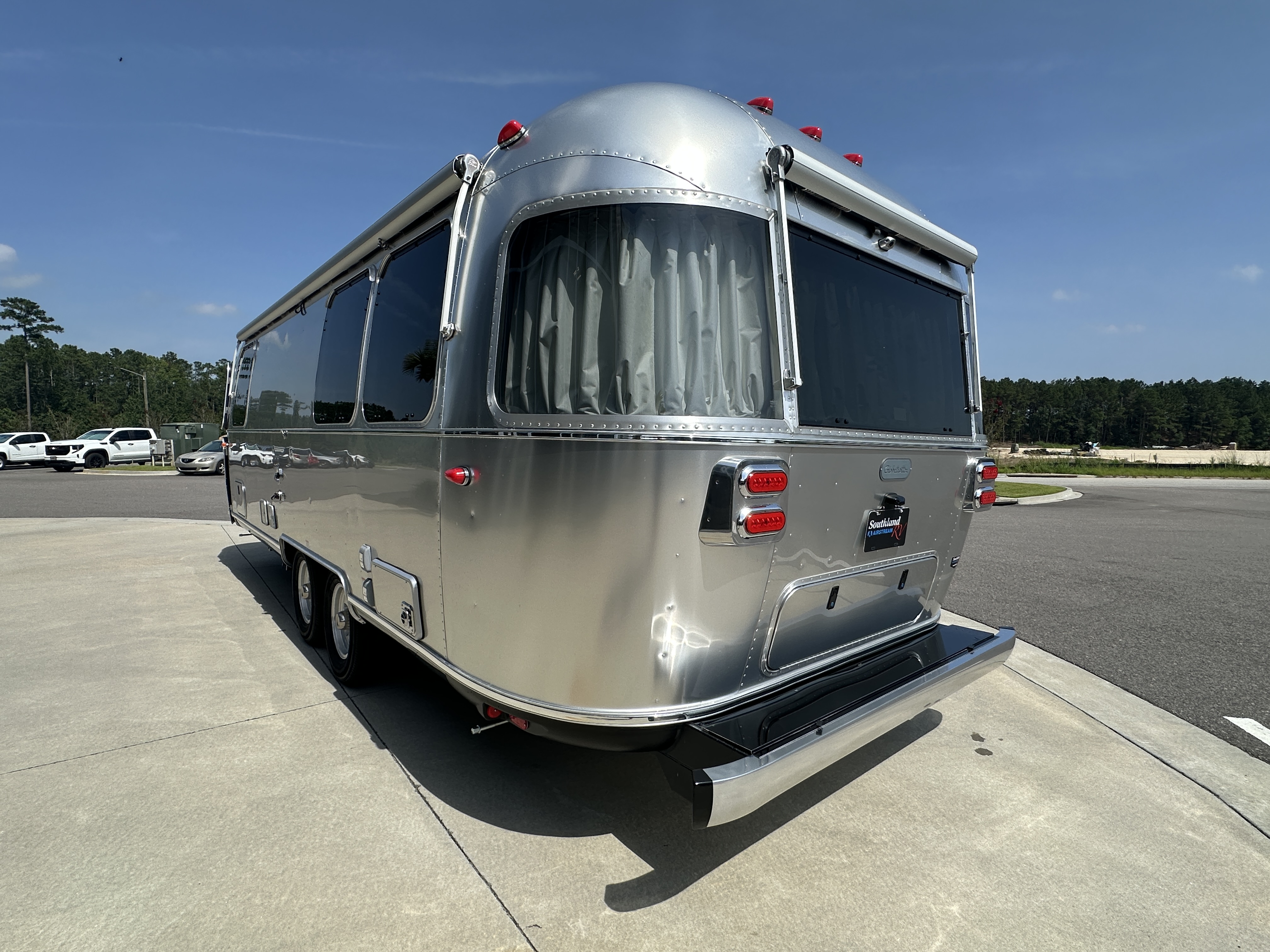 2027 Airstream Globetrotter 25FBT - Image 6