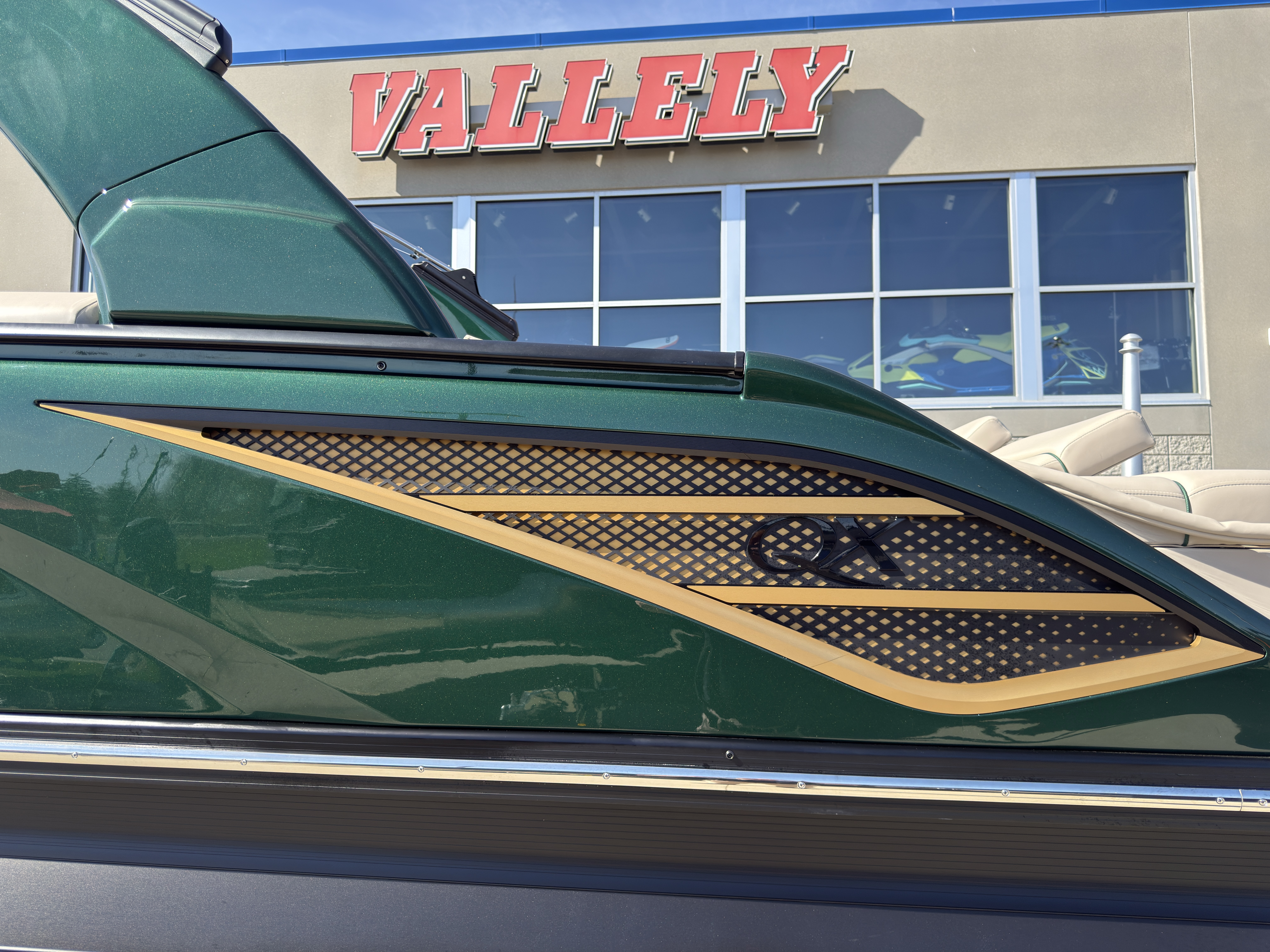 2026 Bennington 25QXSBA 425HP V10 Tritoon Pontoon - Image 31