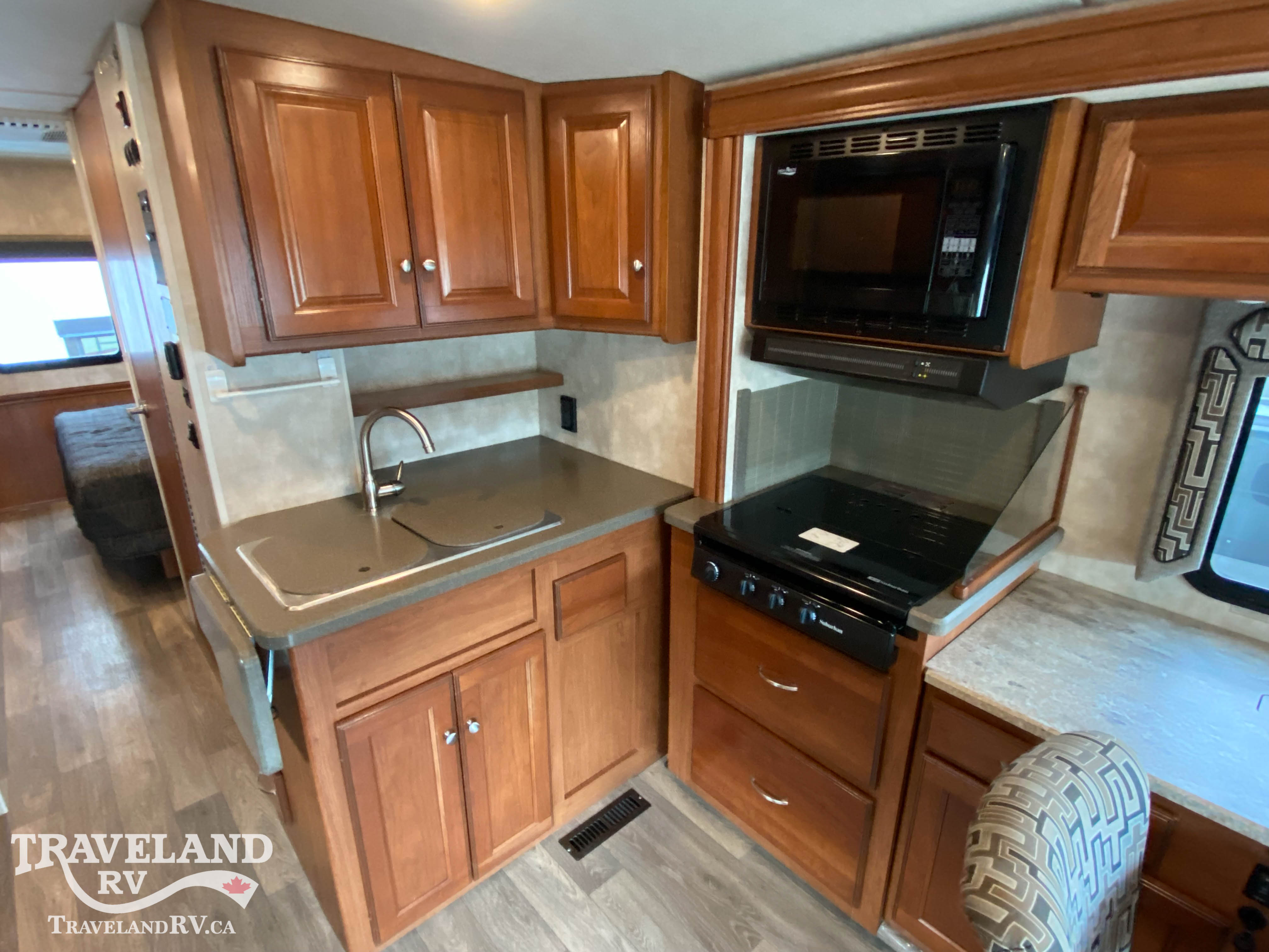2019 Winnebago Sunstar LX 30T - Image 11