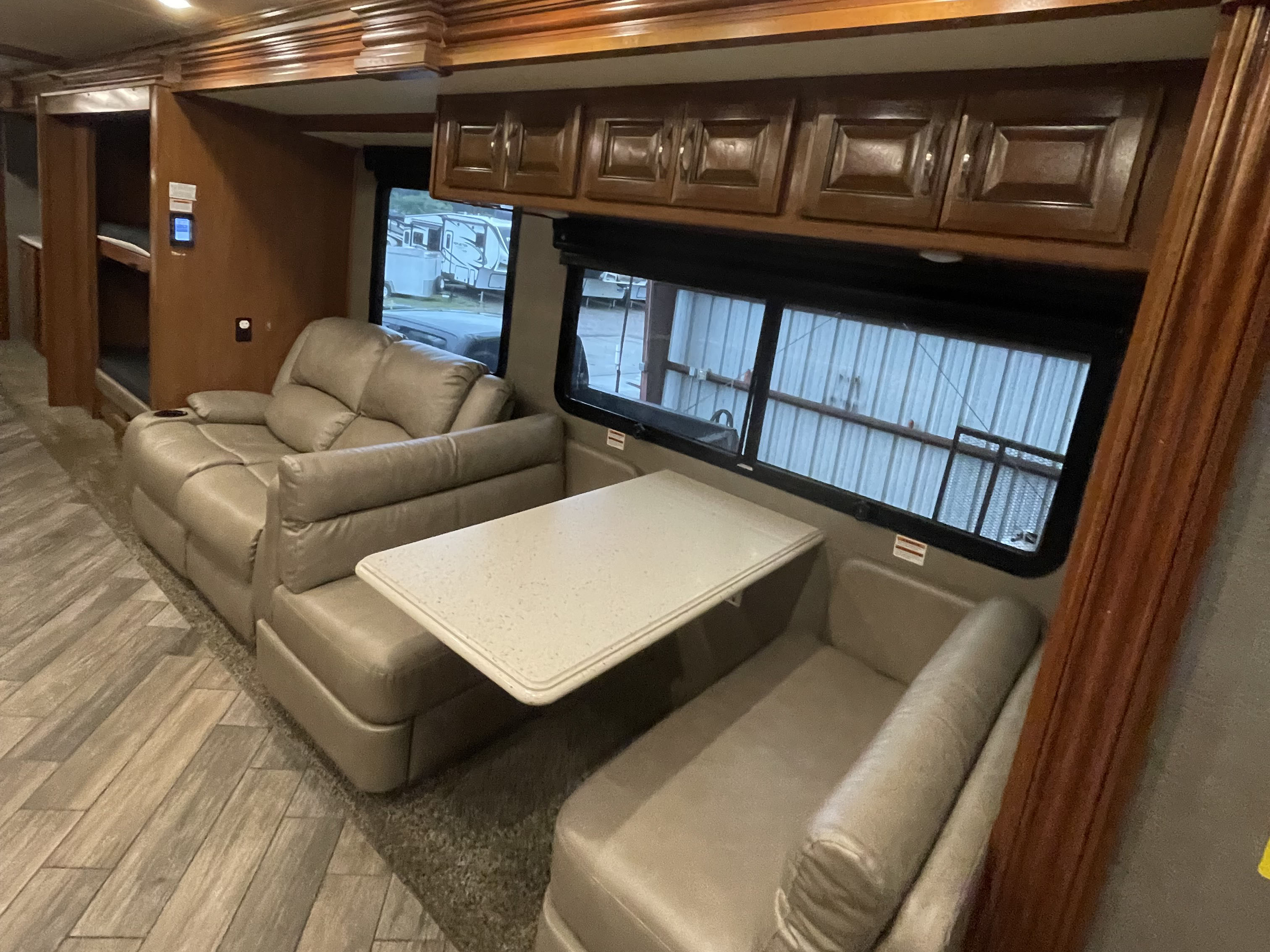 2018 Fleetwood DISCOVERY 38N - Image 8