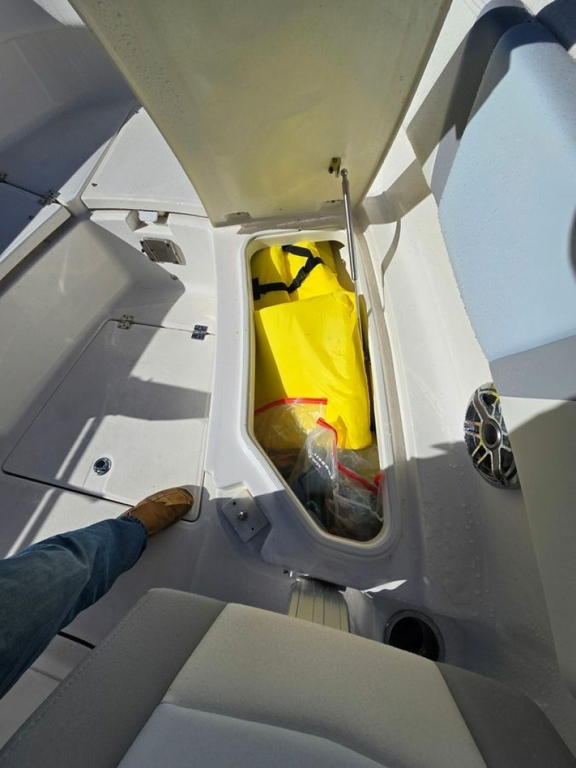 2022 Robalo R272 - Image 14