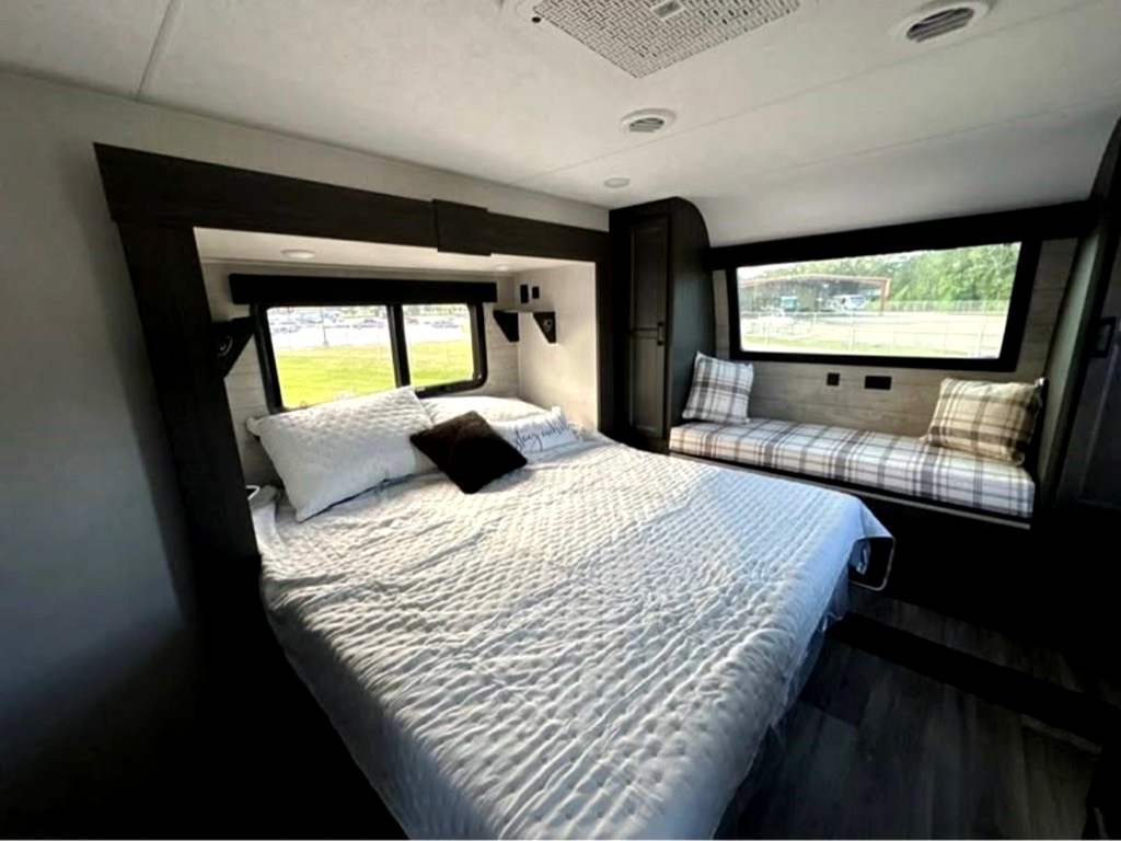 2026 VENTURE RV SPORTTREK 353VRK - Image 13