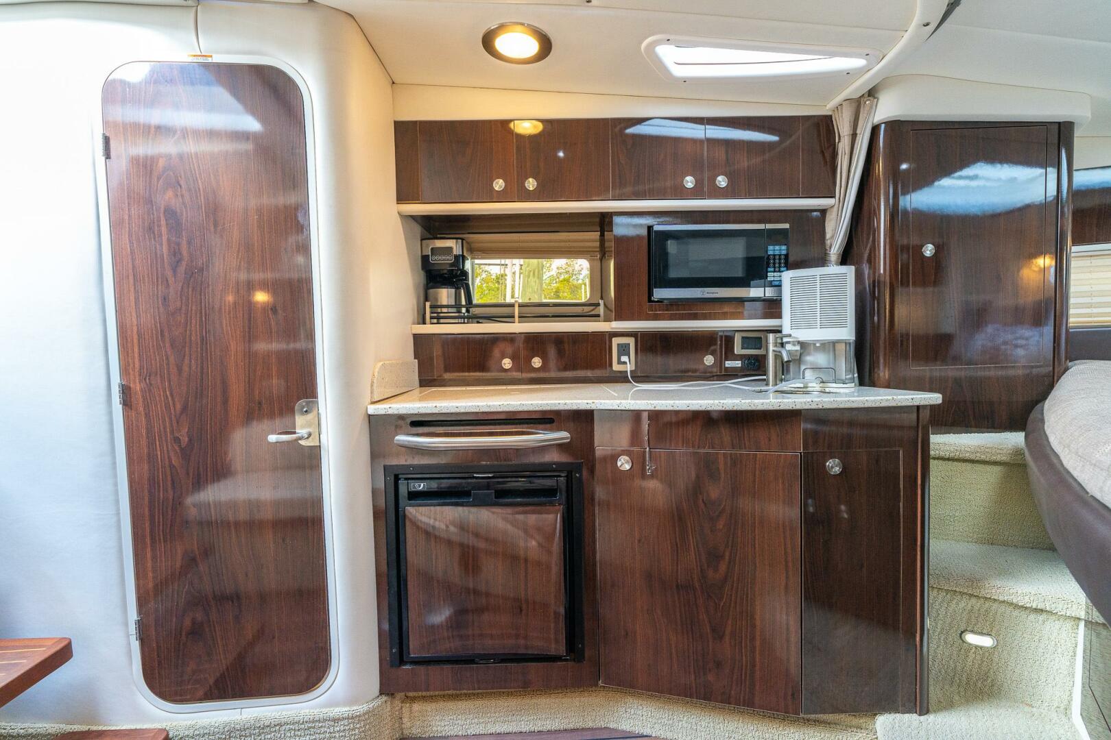 2016 Sea Ray 330 Sundancer - Image 29