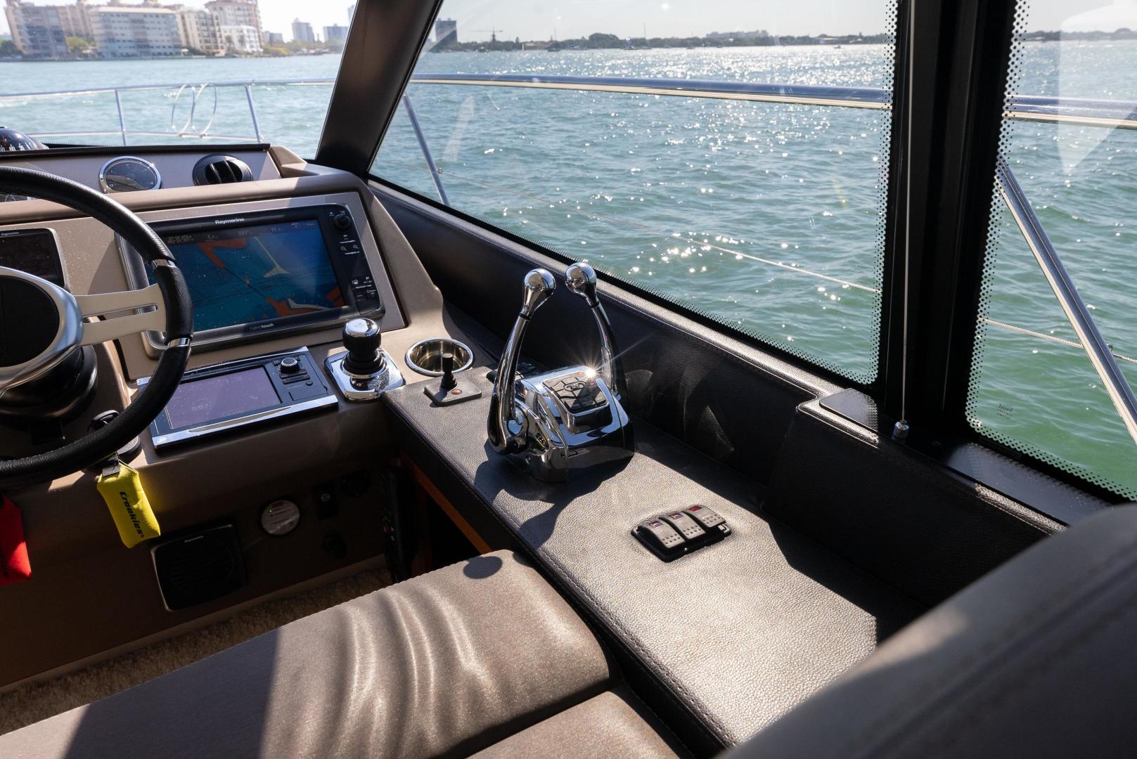2016 Prestige 550 S - Image 32