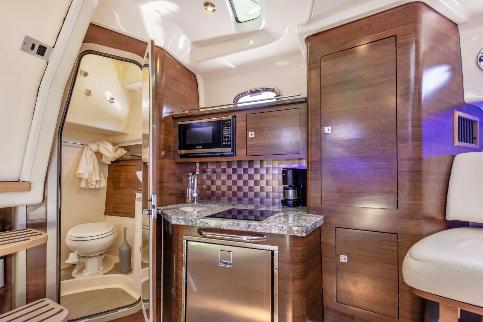 2019 Boston Whaler 345 CONQUEST - Image 10