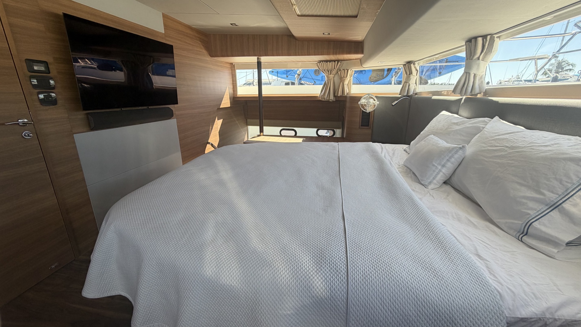 2025 Aquila 54 ENCLOSED BRIDGE - Image 44